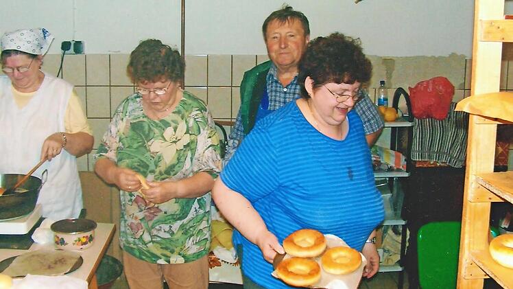 Fr&uuml;her geh&ouml;rte das Streubela- und B&ouml;chlabacken zu einer Hochzeit wie das Amen in der Kirche. Diese alte Tradition pflegte bis Ende des vorigen Jahrhunderts die Familie Josef Schmittdorsch aus Zeyern.  Foto: Archiv Kuni Schmittdorsch