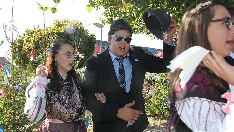 Umzug und Plantanz: Brauchtum wird in Kehlbach groß geschrieben. Wir zeigen Impressionen von der Trachtenkirchweih 2018. Foto: Veronika Schadeck