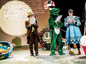 Turbulentes Bühnenvergnügen: "Selfies einer Utopie" mit Eva Marianne Berger, Alexandra Weis und Thomas Kaschel (von links) in der Coburger Reithalle.Foto: Jochen Berger