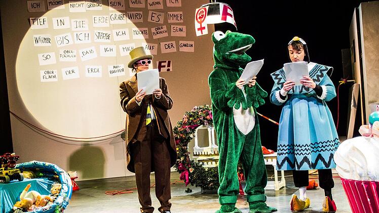 Turbulentes Bühnenvergnügen: "Selfies einer Utopie" mit Eva Marianne Berger, Alexandra Weis und Thomas Kaschel (von links) in der Coburger Reithalle.Foto: Jochen Berger