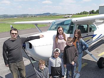 Am Flugzeug: die Preisträger mit ihren Betreuerinnen. Der Pilot Dirk Lins hob mit den Fluggästen in Haßfurt ab.  Foto: Ralf Naumann