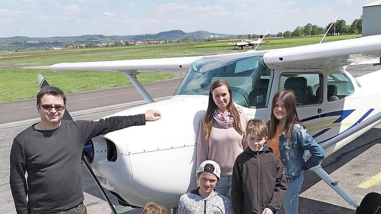 Am Flugzeug: die Preisträger mit ihren Betreuerinnen. Der Pilot Dirk Lins hob mit den Fluggästen in Haßfurt ab.  Foto: Ralf Naumann