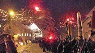 Die Betenden ziehen von der Kirche St. Laurentius durch den Ort. Foto: p