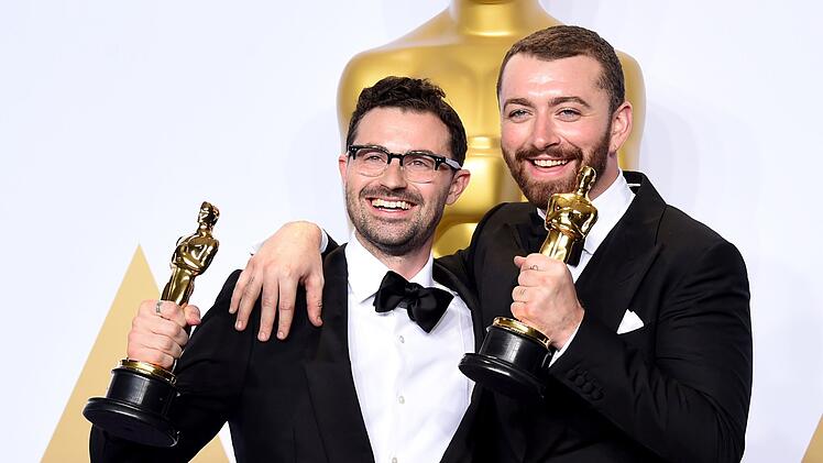 Komponiert haben den "Spectre"-Song "Writing's on the Wall"
Jimmy Napes und Sam Smith (rechts). Smith hat die Ballade auch gesungen.