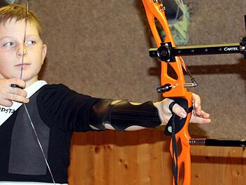 Sein Trainer bescheinigt dem elfjährigen Bogenschützen Maximilian Dinkel Nerven wie Drahtseile. Foto: Pfannes