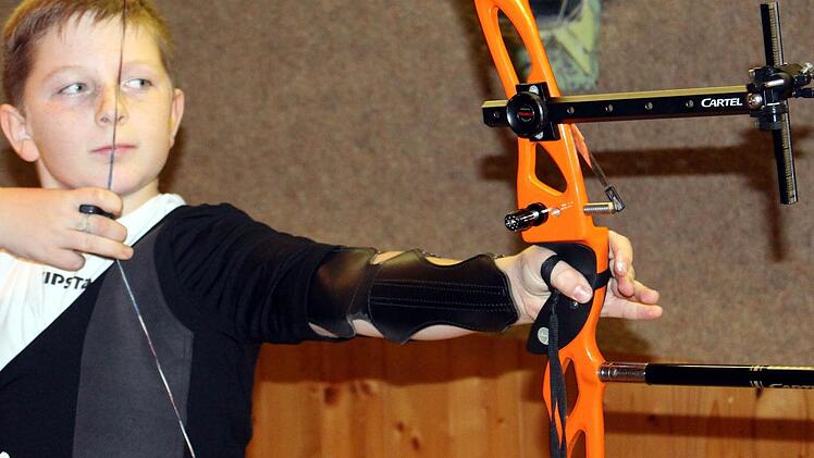 Sein Trainer bescheinigt dem elfjährigen Bogenschützen Maximilian Dinkel Nerven wie Drahtseile. Foto: Pfannes
