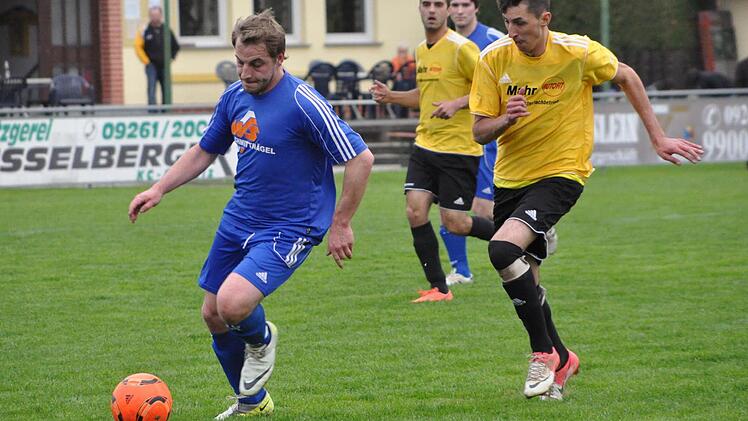 In vielen Vereinen hat es in der Sommerpause personelle Veränderungen gegeben - auch beim FC Wallenfels (blau) und beim TSV Gundelsdorf (gelb). Foto: Archiv