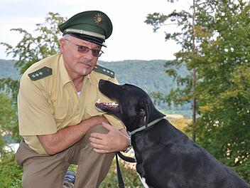 Gerhard Fickert muss sich jetzt auch von Polizeihund "Billy" verabschieden. Fotos: Roppelt