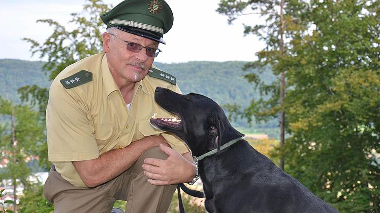 Gerhard Fickert muss sich jetzt auch von Polizeihund "Billy" verabschieden. Fotos: Roppelt