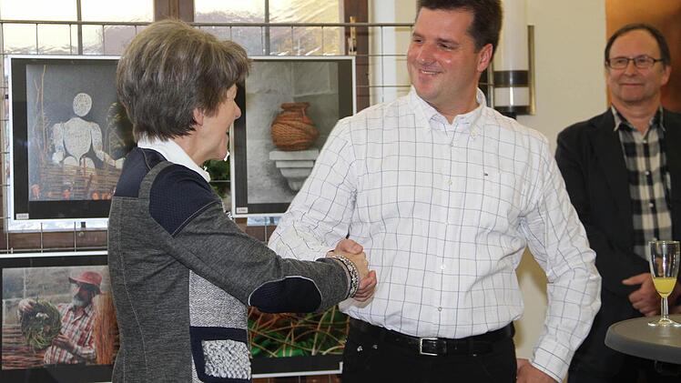 Bürgermeisterin Bianca Fischer gratuliert Mirko Gahn aus Lichtenfels zum ersten Platz; mit auf dem Bild ist Korbmachermeister Günter Mix (rechts).