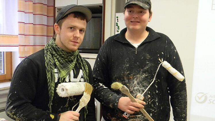Daniel Seyfarth (l.) und Benedikt Jena machen eine Ausbildung zum Maler und Lakierer. Foto: Lengenfelder