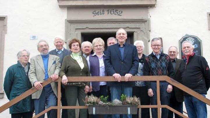 Die neuen Verantwortlichen bei der Seniorenunion im Ortsverband Oberthulba vor dem "Schwarzen Adler" in Oberthulba. Foto: Günther Straub
