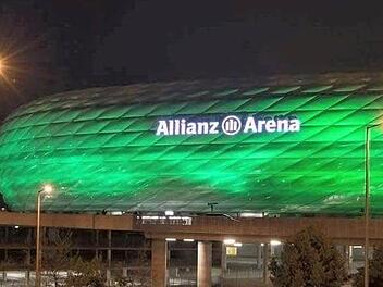 Das ist selten: Die Arena leuchtet grün nach dem grandiosen Mönchengladbacher Sieg in München. Bayern verliert 0:2 - daheim, im eigenen Stadion! Ob es auch daran lag, dass ein Zuschauer aus Kulmbach auf der Tribüne saß? Fotomontage: Thomas Meisel