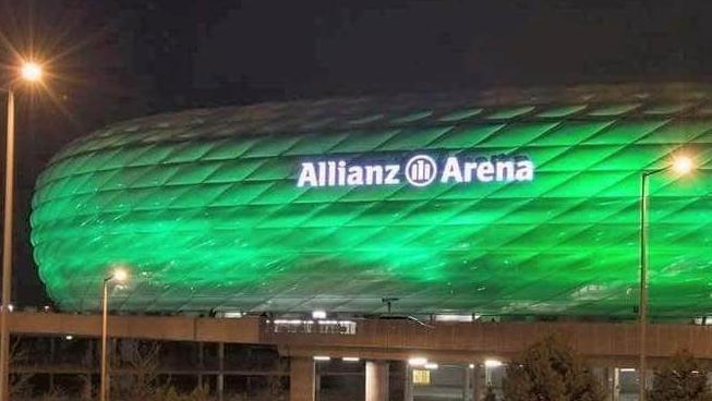 Das ist selten: Die Arena leuchtet grün nach dem grandiosen Mönchengladbacher Sieg in München. Bayern verliert 0:2 - daheim, im eigenen Stadion! Ob es auch daran lag, dass ein Zuschauer aus Kulmbach auf der Tribüne saß? Fotomontage: Thomas Meisel