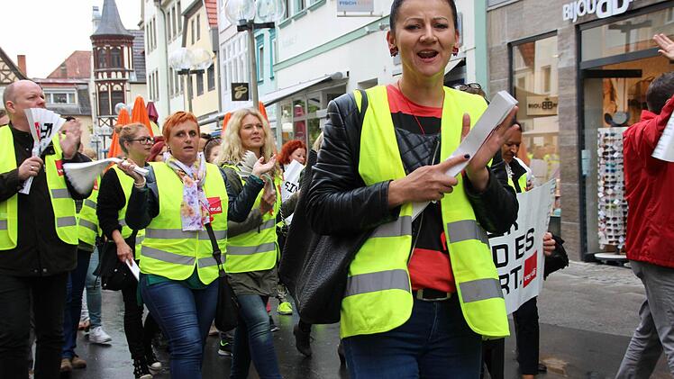 H&M Mitarbeiter protestieren in Bad Kissingen. Foto: Benedikt Borst