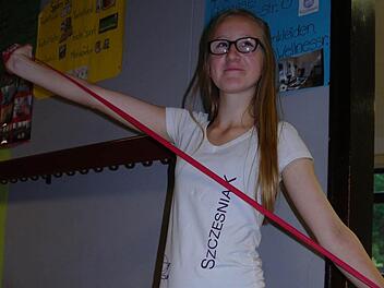 Veronika Melser hat ein Praktikum in der Physiotherapie Szczesniak gemacht und hält sich auch privat mit dem Thera-Band fit. Foto: Stephanie Elm