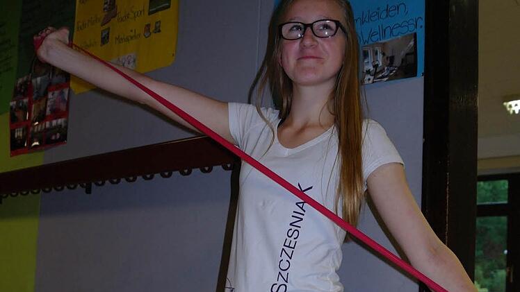 Veronika Melser hat ein Praktikum in der Physiotherapie Szczesniak gemacht und hält sich auch privat mit dem Thera-Band fit. Foto: Stephanie Elm