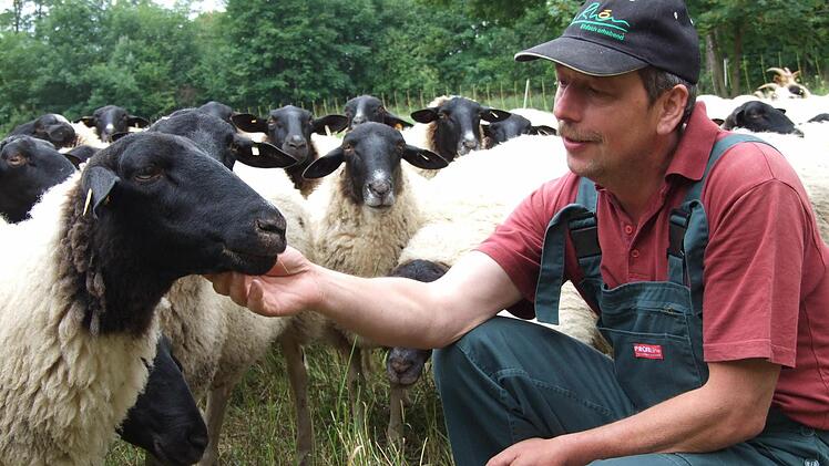 Am Sonntag, 13. September wird mit einem große Rhönschaffest am Schafstall in Ginolfs das 30jährige Jubiläum gefeiert. Rhönschäfer Josef Kolb freut sich heute schon auf die Gäste. Foto: Eckert