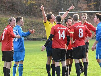 Gesprächsbedarf: nach den Platzverweisen für den Fuchsstädter Andreas Graup (links) und Nino Wagner (rechts) vom TSV Unterpleichfeld. Foto: ssp