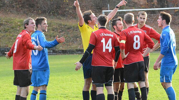 Gesprächsbedarf: nach den Platzverweisen für den Fuchsstädter Andreas Graup (links) und Nino Wagner (rechts) vom TSV Unterpleichfeld. Foto: ssp