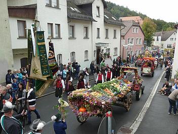 Der große Erntefestzug mit über 50 Gruppen zieht durch den Luftkurort Muggendorf. Foto: Paul Pöhlmann