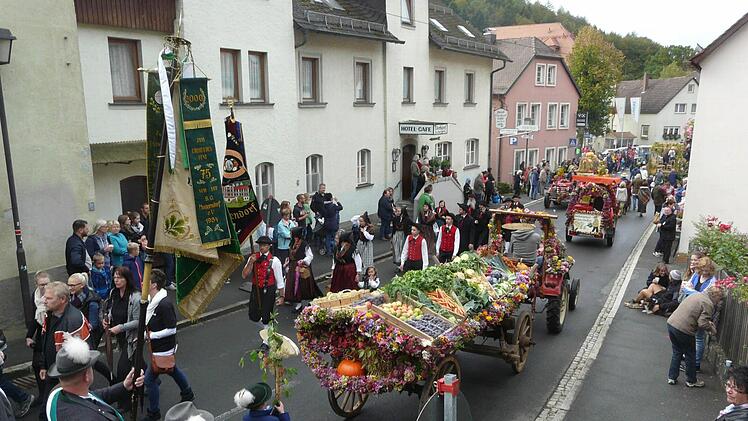 Der große Erntefestzug mit über 50 Gruppen zieht durch den Luftkurort Muggendorf. Foto: Paul Pöhlmann