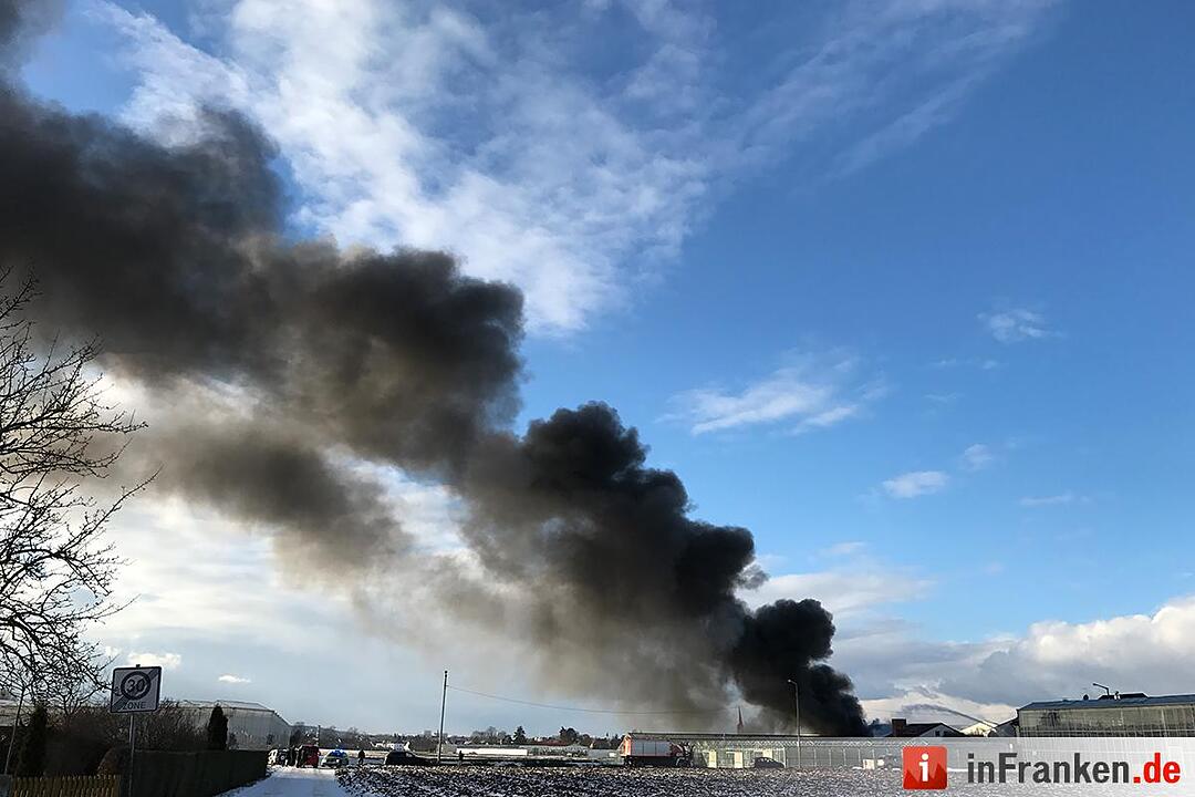 Vollbrand Lagerhalle im Nürnberger Norden