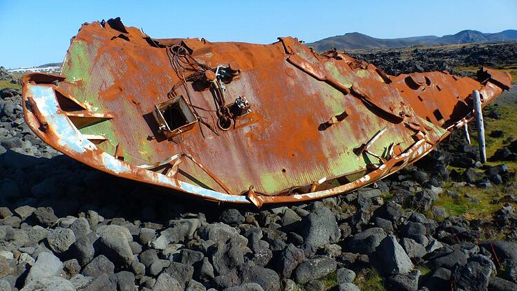 Gestrandet! Vor rund 50 Jahren kenterte dieses Boot im Sturm vor Islands S&uuml;dk&uuml;ste. Foto: privat