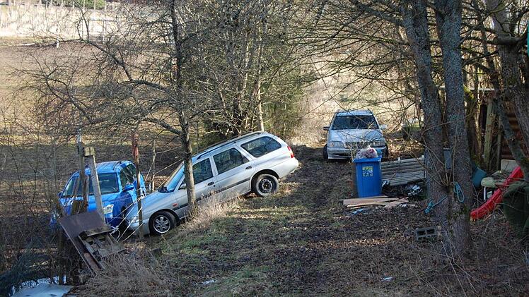 Auf dem beanstandeten Grundstück müssen noch Schrottautos beseitigt werden.  Fotos: Wolfgang Dünnebier