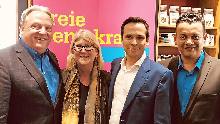 Ralf Markert vom FDP-Ortsvorstand, Britta Dassler, Martin Hagen und Landtags-Listenkandidat Boulent Ekrem (v. l.) nahmen an der Gesprächsrunde teil. Foto: Axel Rötschke