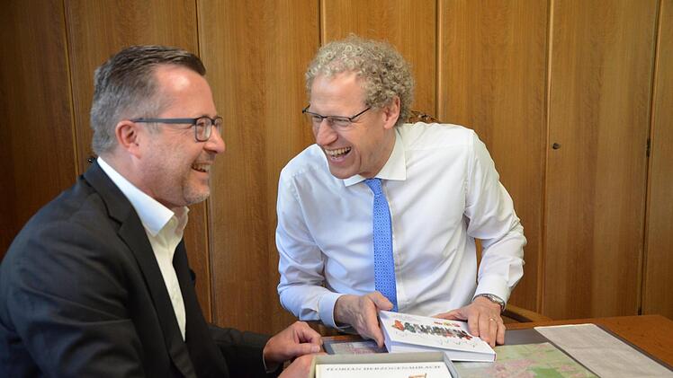 Gut gelaunt bei der Übergabe des ersten Buchs im Rathaus: Vorsitzender Thomas Geiger und Bürgermeister German Hacker