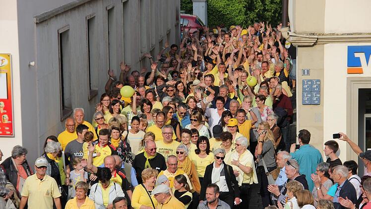 In Gruppen zogen die Aktiven auf den Marktplatz, hier die gelbe Gruppe.