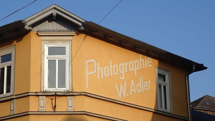 Am Eck zwischen Steinweg und Hahnmühlenweg war früher das Photoatelier W. Adler beheimatet.