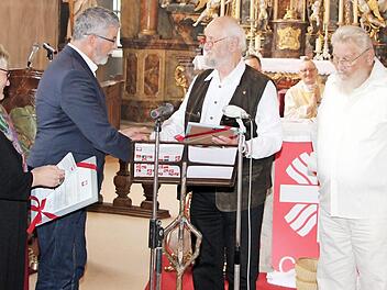 Zwei Gründungsmotoren des Kronacher Kreiscaritasverbandes wurden zu Ehrenmitgliedern ernannt. Caritas- Geschäftsführerin Cornelia Thron und stellvertretender Caritas-Kreisvorsitzender Björn Kleyhauer (von links) würdigten Wolfgang Eckert-Hetzel und Gerhard Mencl mit der Ehrenurkunde.  Foto: Rainer Glissnik