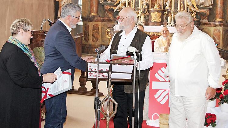 Zwei Gründungsmotoren des Kronacher Kreiscaritasverbandes wurden zu Ehrenmitgliedern ernannt. Caritas- Geschäftsführerin Cornelia Thron und stellvertretender Caritas-Kreisvorsitzender Björn Kleyhauer (von links) würdigten Wolfgang Eckert-Hetzel und Gerhard Mencl mit der Ehrenurkunde.  Foto: Rainer Glissnik