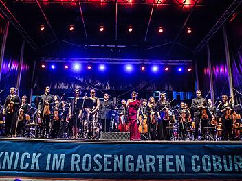 Musik amerikanischer Komponisten erklang beim Klassik-Open-Air im Coburger Rosengarten. Das Programm lockte Tausende von Besuchern an.Foto: Jochen Berger