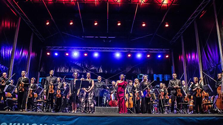 Musik amerikanischer Komponisten erklang beim Klassik-Open-Air im Coburger Rosengarten. Das Programm lockte Tausende von Besuchern an.Foto: Jochen Berger
