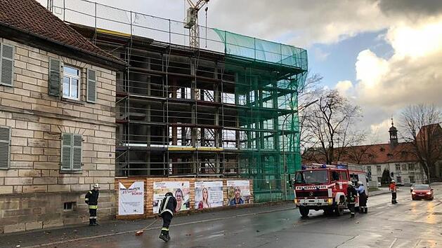 Vom Dach der Volkshochschule riss Sturmtief Eberhard einige Dachziegel herunter, die die Kronacher Feuerwehr von der Rodacher Stra&szlig;e kehren musste. Zu insgesamt neun Eins&auml;tzen wurden die Ehrenamtlichen am Wochenende gerufen. Foto: Stefan Wicklein