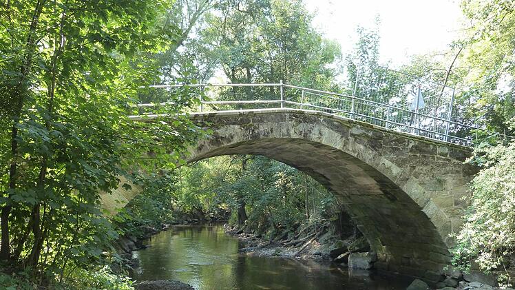 Das neue Geländer an der Baille-Maille-Brücke soll bis zum Alleefest 2020 angebracht sein. Foto: Archiv/Werner Reißaus