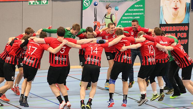 100 Jahre FC Bad Brückenau. Wenn das kein Grund zum Jubeln ist. Foto: Sebastian Schmitt