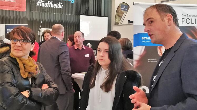 Michael Wehner, Inhaber des Firmenverbunds Wehner (Bad Bocklet), warb in vielen Gesprächen für die Berufsvielfalt im Pflegedienst. Foto: Sigismund von Dobschütz