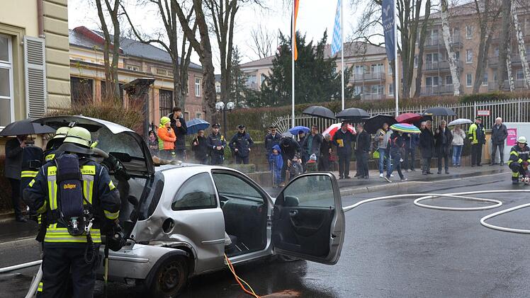 Höhepunkt des Fachvortrages von Stadtbrandinspektor Harald Albert war die praktische Vorführung eines Löscheinsatzes bei einem angenommenen Autobrand vor dem Tagungshotel. Foto: Peter Rauch