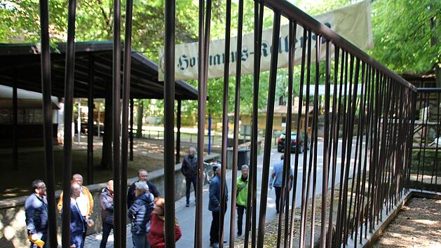 D&uuml;nne, schr&auml;gstehende St&auml;be zeichnen das speziell f&uuml;r den Kellerwald entworfene Gel&auml;nder aus. Foto: Ronald Heck