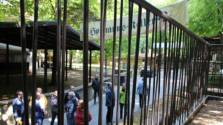 Dünne, schrägstehende Stäbe zeichnen das speziell für den Kellerwald entworfene Geländer aus. Foto: Ronald Heck