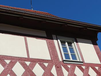 Gut sichtbar: Verziertes Fachwerk unter dem Fenster.