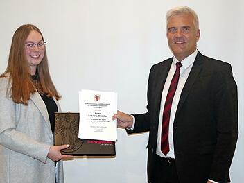 Eingangs der Sitzung gratulierte Bürgermeister Timo Ehrhardt Sabrina Melcher, die ihr Abitur am Kaspar-Zeuß-Gymnasium mit einem Notendurchschnitt von 1,2 absolviert hat. Als Anerkennung übereichte er ihr eine Urkunde der Stadt nebst Anstecknadel sowie ein Präsent.