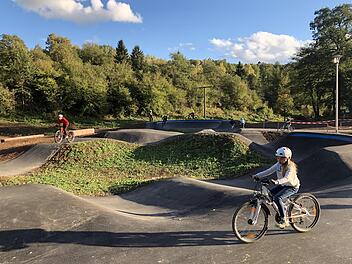 Der Pumptrack in Wildflecken ist für den TSV-Vorsitzenden und Stadtrat Günter Scheuring vorbildlich. So etwas soll es bald auch in Münnerstadt geben. Die Frage ist bisher noch, ob er am Sportzentrum oder im Jörgentorpark entsteht.