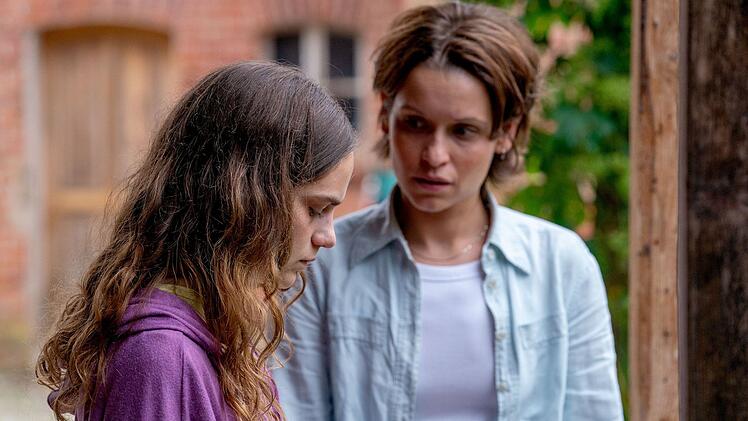 Annett Schuster (Kristin Suckow, rechts) befragt die einzige &Uuml;berlebende des Waldhaus-Massakers. Es ist die Tochter der ermordeten Familie, Rebecca Senn (Mariella Aumann).