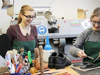 Während Rebecca die einzelnen Handgriffe im 3. Lehrjahr schon beherrschen muss, kann Lena noch üben. Fotos: Martina Straub