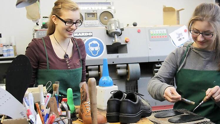 Während Rebecca die einzelnen Handgriffe im 3. Lehrjahr schon beherrschen muss, kann Lena noch üben. Fotos: Martina Straub